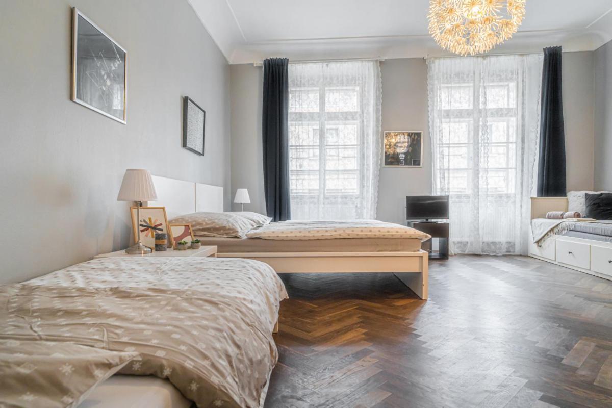 شقة Bright Studio Close To Charles Bridge And Prague Castle المظهر الخارجي الصورة