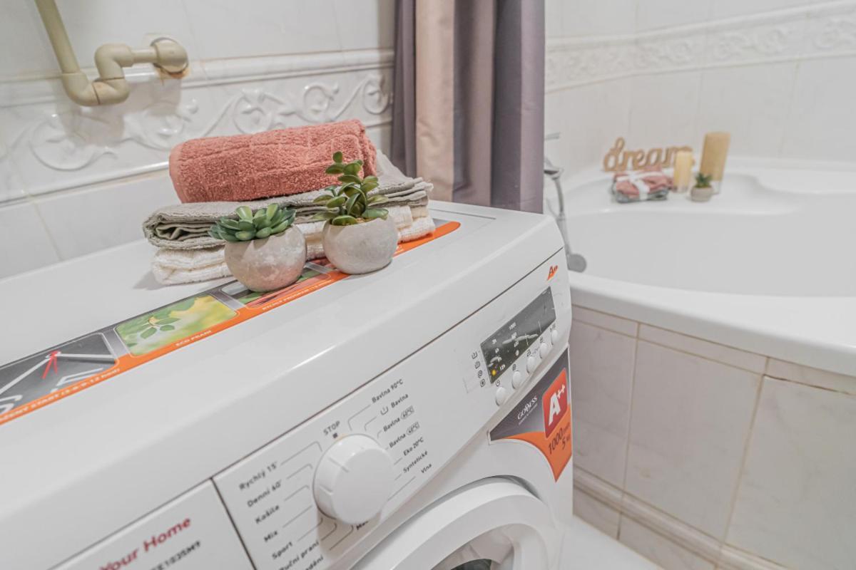 شقة Bright Studio Close To Charles Bridge And Prague Castle المظهر الخارجي الصورة